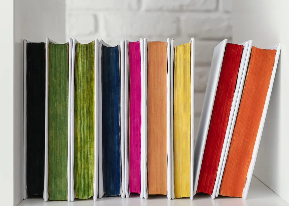 Bücher mit bunten Buchrücken in einem Regal