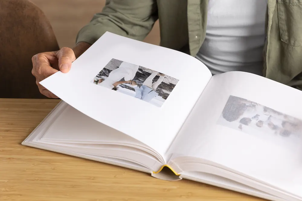 Aufgeschlagenes Fotobuch auf einem Tisch