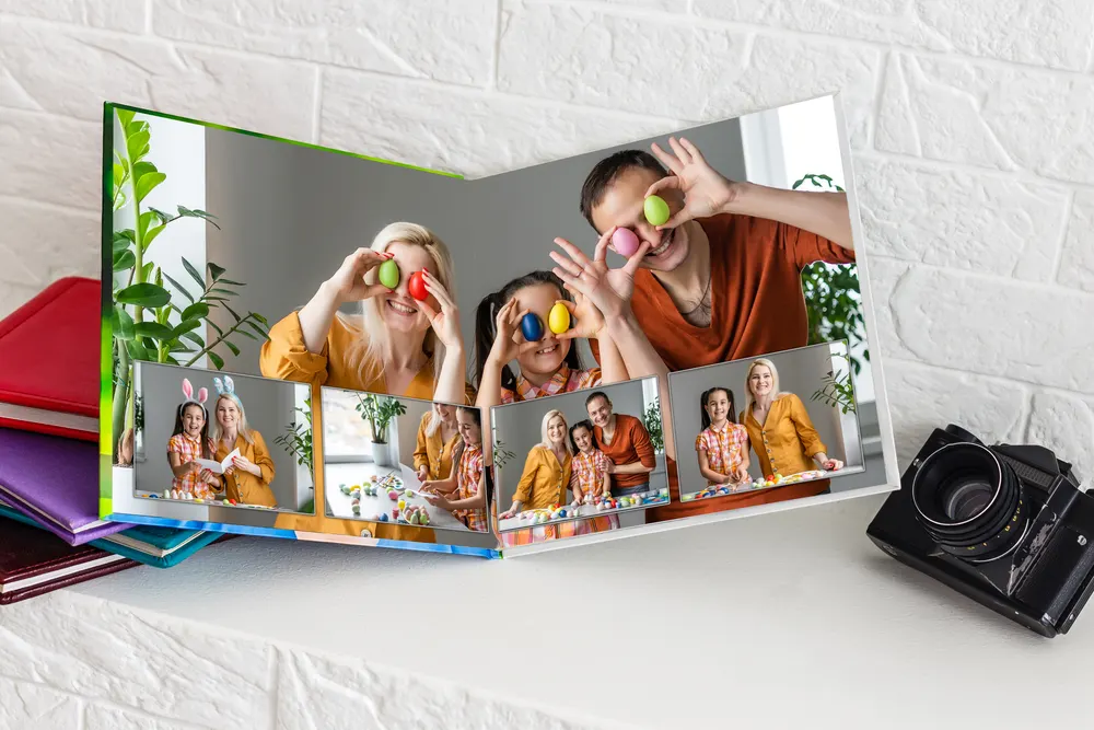 Aufgeschlagenes Fotobuch mit fröhlichen Familienfotos
